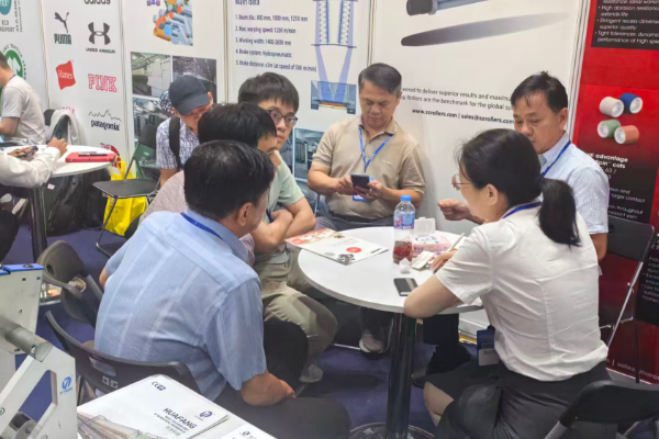 H-FANG 在 SaigonTex 展览会上展示了解决方案。